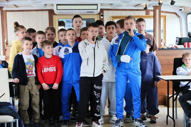 Почётные ветераны самбо собрались на корабле, чтобы поздравить ребят с выпускным!…